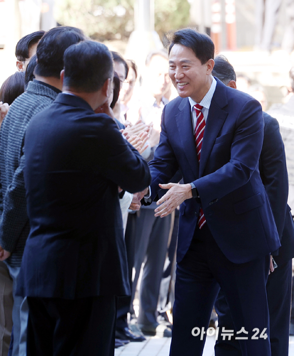 명태균 여론조사비 대납 의혹으로 재판에 넘겨진 오세훈 서울시장이 23일 오후 서울 서초구 서울고등법원에서 열린 정치자금법 위반 혐의 항소심 선고기일에 출석하고 있다. [사진=곽영래 기자]
