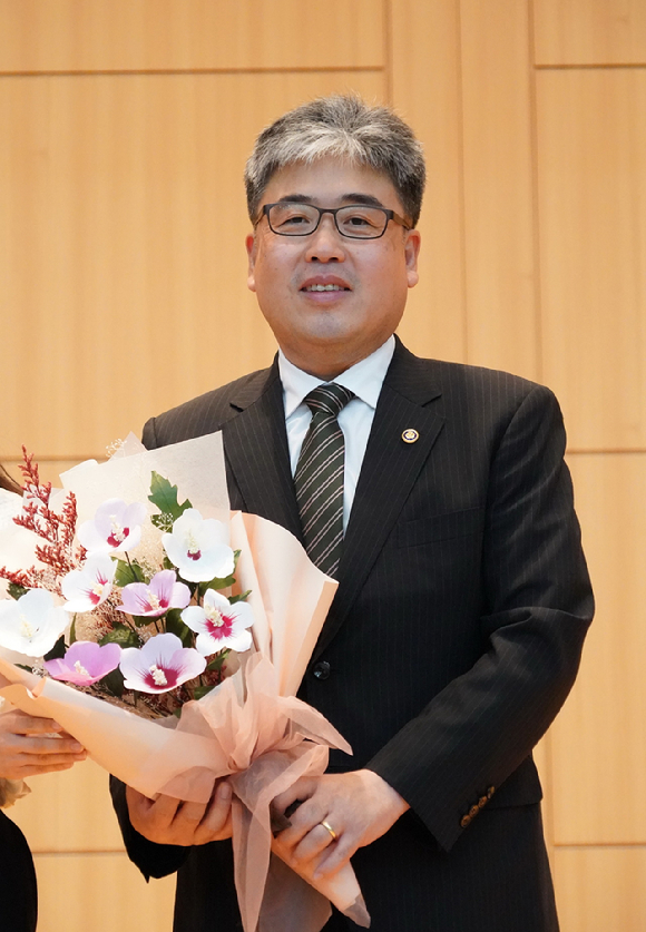 임상섭 신임 산림청장이 8일 정부대전청사 대강당에서 열린 '제35대 산림청장 취임식'에서 꽃다발을 받고 있다. [사진=산림청]