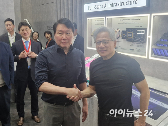 젠슨 황 엔비디아 CEO가 2일 대만 타이베이에서 열린 '컴퓨텍스 2026' SK하이닉스 부스를 찾아 HBM4E 웨이퍼에 남긴 서명. "플리즈, 메이크 모어!"(부탁이야, 더 많이 만들어줘) [사진=공동취재단]