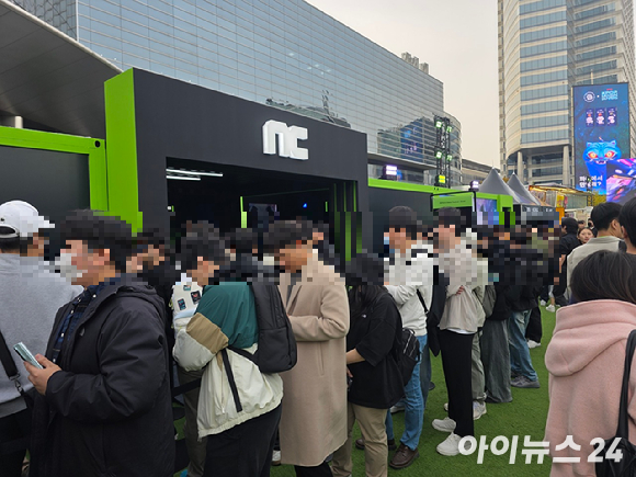 30일 서울 삼성동 코엑스에서 열린 엔비디아의 '지포스 게이머 페스티벌'에서 엔씨소프트가 마련한 '아이온2', '신더시티' 체험 부스에 관객들이 줄지어 대기하고 있다. [사진=박정민 기자]