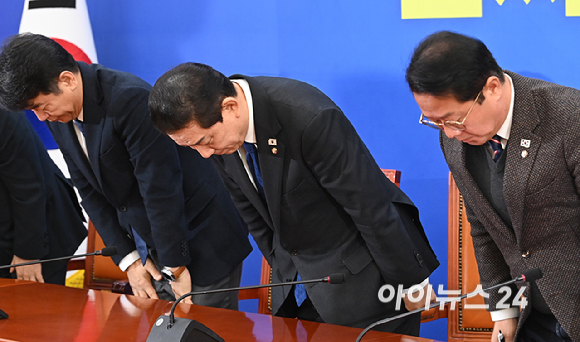 김병기 더불어민주당 원내대표가 30일 서울 여의도 국회에서 열린 원내대책회의에 사퇴의사를 밝히고 있다. [사진=곽영래 기자]