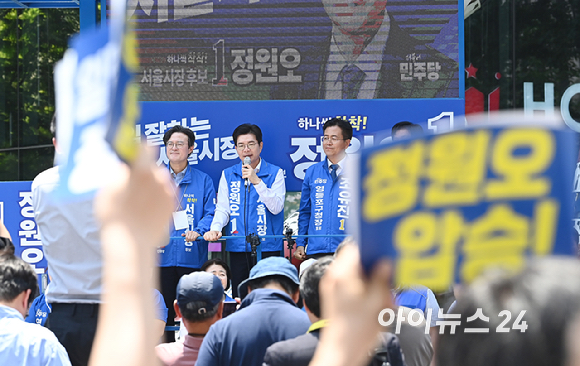 정원오 더불어민주당 서울시장 후보가 2일 서울 여의도우체국 인근에서 시민들에게 지지를 호소하고 있다. [사진=곽영래 기자]