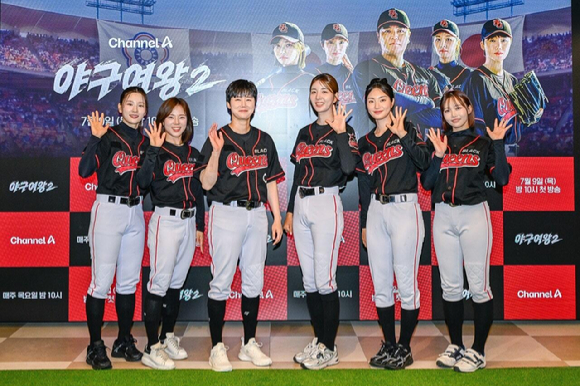9일 오후 서울 여의도의 한 카페에서 열린 채널A 스포츠 예능 '야구여왕2' 제작발표회에서 추신수 감독과 김온아, 송아, 아야카, 장수영, 주수진, 박하얀이 포토타임을 갖고 있다. [사진=채널A]