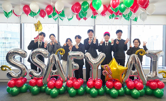 18일 서울 강남구 '삼성청년SW&middot;AI아카데미(SSAFY)' 서울캠퍼스에서 열린 SSAFY 13기 수료식에 참석한 수료생들이 기념 촬영을 하고 있다. [사진=삼성전자]