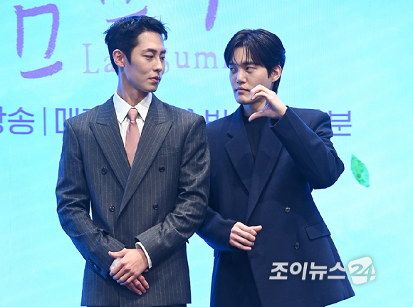 [포토] 이재욱-김건우, 함께 할 수 없는 하트