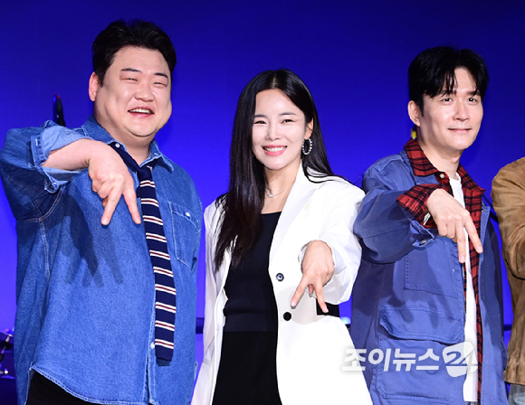 아묻따밴드가 12일 오후 서울 동숭동 SA홀에서 열린 첫 디지털 싱글 '알고 있잖아' 발매 기념 쇼케이스에 참석하고 있다. [사진=정소희 기자]