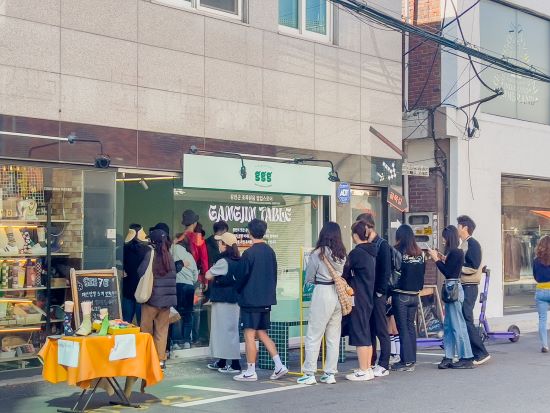 전라남도 강진군이 지난해 10월 서울 성수동 팝업거리에 개최한 ‘팝업스토어’에 관람객들이 줄지어 있다.  [사진=강진군]