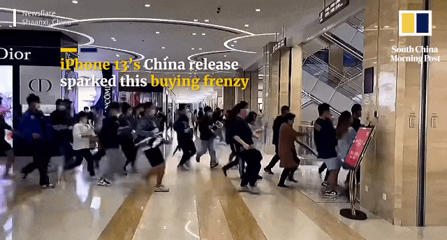 지난 2021년 9월 중국의 한 쇼핑몰에서 고객들이 '아이폰13' 시리즈를 구매하기 위해 몰려든 모습 [사진=홍콩사우스차이나모닝포스트 유튜브 캡처]