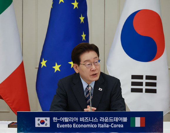 이재명 대통령이 12일(현지시간) 이탈리아 로마의 한 호텔에서 열린 비즈니스 라운드테이블에서 발언하고 있다. 2026.6.13 [사진=연합뉴스]