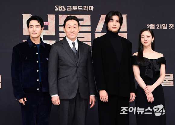 배우 이해영-박형식-허준호가 21일 오후 서울 양천구 목동 SBS에서 열린 SBS 새 금토드라마 '보물섬' 제작발표회에 참석 하고 있다. [사진=정소희 기자]