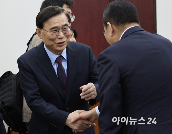 이종석 국가정보원장이 24일 서울 여의도 국회에서 국정원 2026년도 예산안 등과 관련해 열린 정보위원회 전체회의에 출석하고 있다. [사진=곽영래 기자]