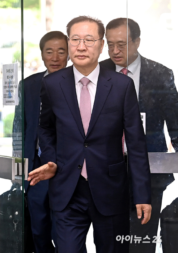 내란 중요임무 종사자 등 계엄 가담 의혹을 받는 박성재 전 법무부 장관이 27일 오전 서울 서초구 서울중앙지방법원에서 열린 공판에 출석하고 있다. [사진=곽영래 기자]