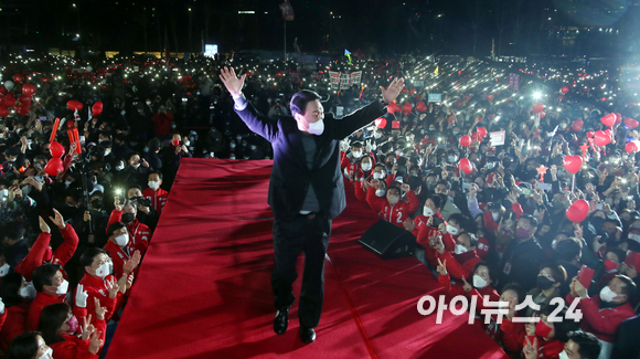 공식선거운동 마지막날인 8일 윤석열 국민의힘 대선 후보가 서울시청광장에서 마지막 유세를 하며 지지를 호소하고 있다. [사진=국회사진취재단]