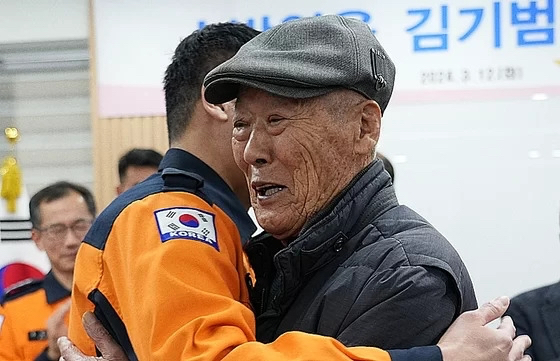 지난 12일 대구 강북소방서에서 열린 '소방영웅 김기범 장학기금 기탁식'에 고(故) 김기범 소방교의 아버지 김경수(83) 씨가 순직 소방공무원 자녀를 위해 써달라며 평생 모아온 5억원을 기부했다. 사진은 기탁식에 참석한 김경수 씨.  [사진=소방청]