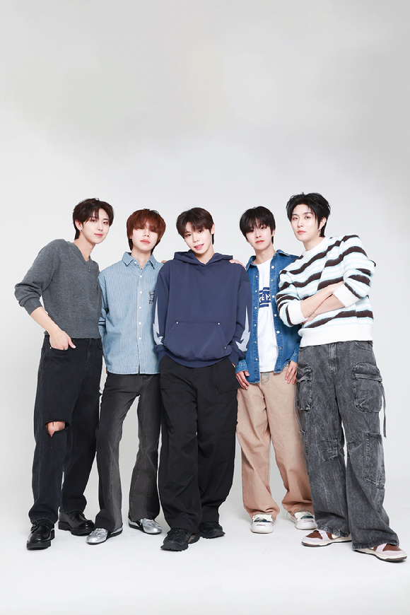 밴드 보이드(송유찬, 조주연, 케빈박, 정지섭, 신노스케)가 인터뷰에 앞서 사진 촬영을 하고 있다. [사진=IX엔터테인먼트]