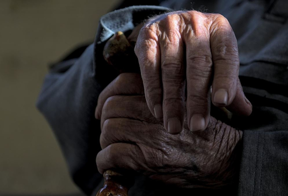 경찰이 '안락사'를 위해 해외로 출국하려던 한 60대 남성을 설득 끝에 가족 품으로 돌려보냈다. 본 기사와 무관한 이미지. [사진=픽사베이@Peggychoucair]