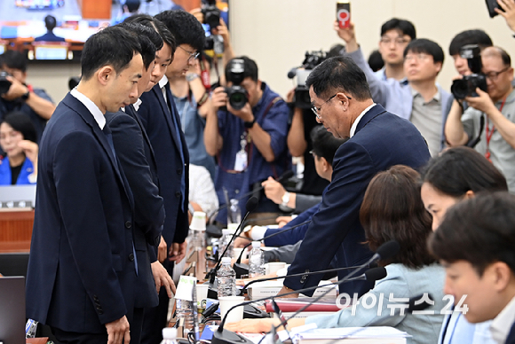 14일 오전 서울 여의도 국회 과학기술정보방송통신위원회에서 열린 배경훈 과학기술정보통신부 장관 후보자 인사청문회에서 최민희 위원장이 경위들에게 국회법에 따라 국민의힘 피켓을 뗄 것을 지시하고 있다. [사진=곽영래 기자]