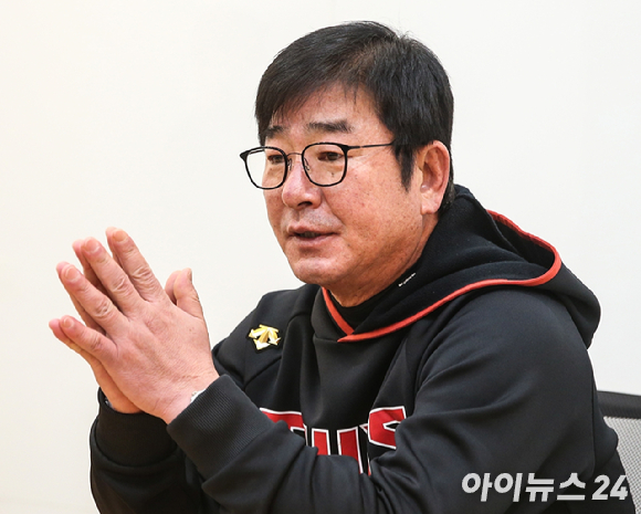 지난 2015년 10월 31일 오후 서울 잠실야구장에서 2015 KBO 포스트시즌 한국시리즈 두산과 삼성의 5차전 경기가 열렸다. 경기 전 삼성 류중일 감독이 취재진과 인터뷰를 하고 있다. [사진=아이뉴스24 포토DB]