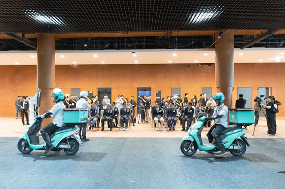 19일 경기도 하남시 '배민라이더스쿨'에서 강사진이 시연을 하는 모습. [사진=우아한형제들 제공]