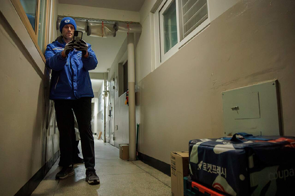 로저스 쿠팡 대표가 프레시백을 들고 배송업무를 하고 있다. [사진=쿠팡]