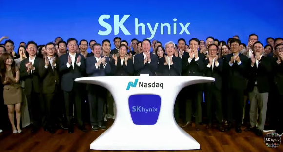 최태원 SK 회장(가운데)과 곽노정 SK하이닉스 CEO 등 SK그룹 핵심 경영진이 10일(현지시간) 미국 뉴욕 나스닥 증권거래소에서 열린 상장 행사에서 박수를 치고 있다. [사진=SK하이닉스]