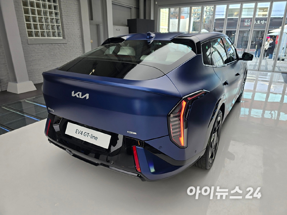 기아 'EV4' 정측면. [사진=김종성 기자]