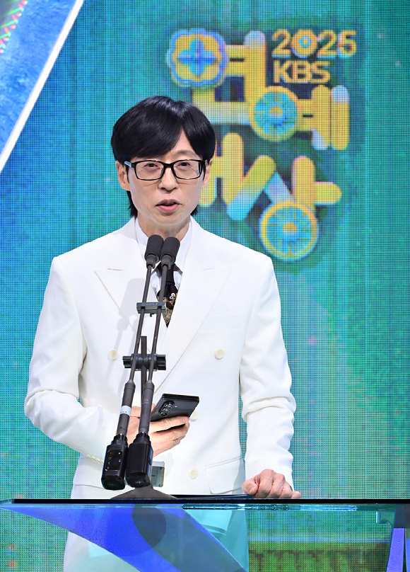 '2025 KBS 연예대상' 신인상 시상자로 오른 유재석 [사진=KBS]