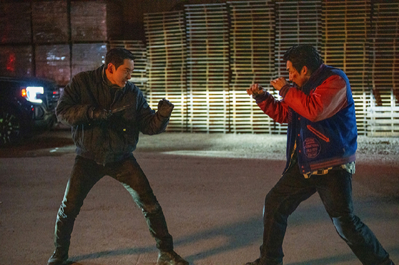 2PM 멤버이자 배우 황찬성이 넷플릭스 시리즈 '사냥개들' 시즌2 인터뷰에 앞서 포즈를 취하고 있다. [사진=엘줄라이엔터테인먼트]