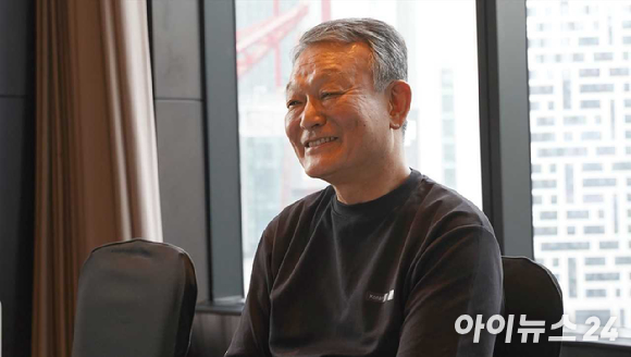 김영섬 코난테크놀로지 대표이사가 아이뉴스24와 인터뷰를 진행하고 있는 모습. [사진=코난테크놀로지]