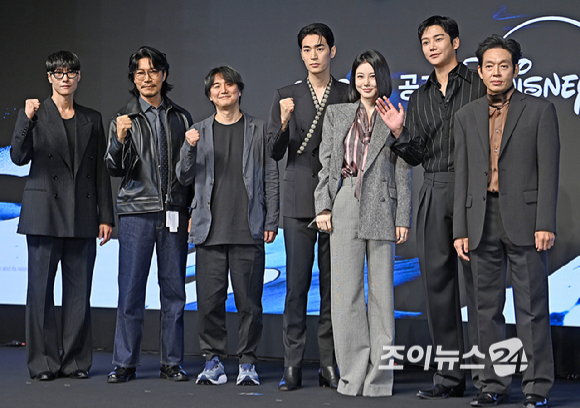 배우 김동원, 최귀화, 추창민 감독, 박서함, 신예은, 로운이 23일 서울 논현동 엘리에나 호텔에서 진행된 디즈니+ 오리지널 시리즈 '탁류' 제작발표회에서 포토타임을 갖고 있다. [사진=곽영래 기자]