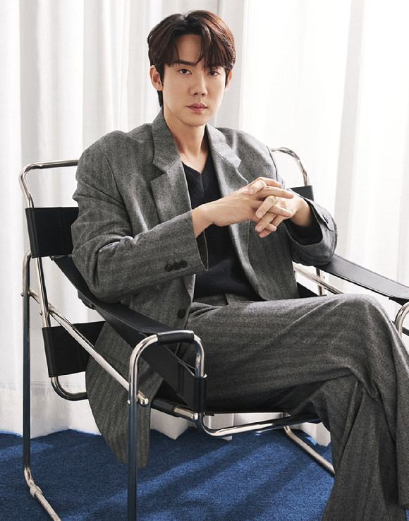 배우 유연석이 '지금 거신 전화는' 종영 인터뷰에 앞서 사진 촬영을 하고 있다. [사진=킹콩by스타쉽 ]