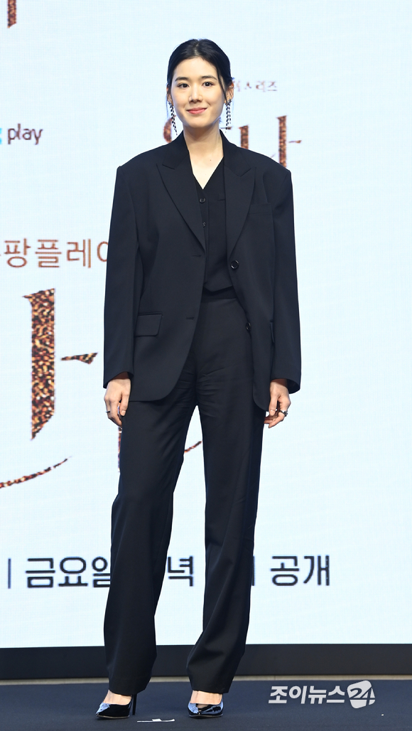 배우 정은채가 21일 오전 여의도 콘래드서울에서 열린 쿠팡플레이 시리즈 '안나' 제작발표회에 참석해 포토타임을 갖고 있다. [사진=정소희 기자]