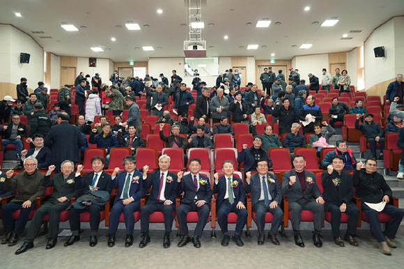 남성현 산림청장이 23일 충남 공주시 농업기술센터에서 열린 한국밤재배자협회 정기총회와 소통 간담회에서 참석자들과 함께 기념촬영을 하고 있다. [사진=산림청]