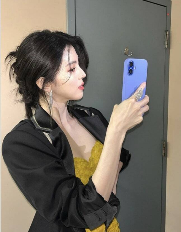 한소희, 근황 셀카...얼굴 옆선이 예술이네