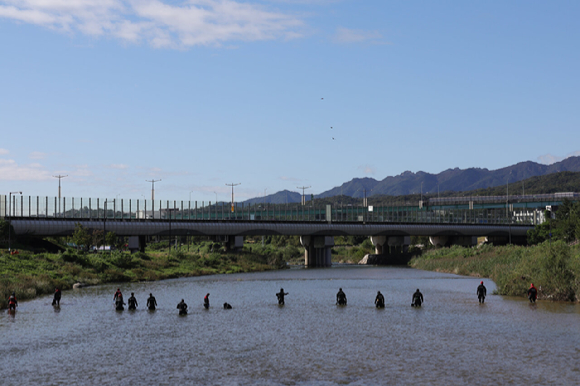 지난 16일 오전 경기도 의정부시 호원동 중랑천에서 소방당국이 실종자를 수색하고 있다. 앞서 지난 13일 오후 중랑천에서 중학생 1명이 불어난 물에 휩쓸려 실종됐다. [사진=연합뉴스]
