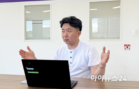 최상환 컬리 평택물류센터장이 질문에 답하고 있다. [사진=진광찬 기자]