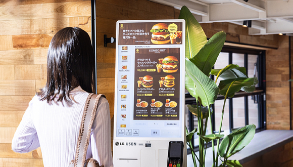 일본 식당에서 LG전자의 키오스크로 주문하는 모습. [사진=LG전자]