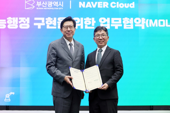 지난해 4월, 네이버클라우드와 부산광역시가 &lsquo;부산형 지능행정 구현&rsquo;을 위한 업무협약을 체결했다. (왼쪽부터) 박형준 부산광역시장, 김유원 네이버클라우드 대표. [사진=네이버클라우드]
