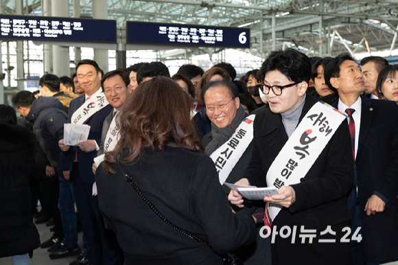 한동훈 국민의힘 비상대책위원장이 설 연휴를 하루 앞둔 8일 서울 중구 서울역에서 귀성인사를 하고 있다 [사진=곽영래 기자]