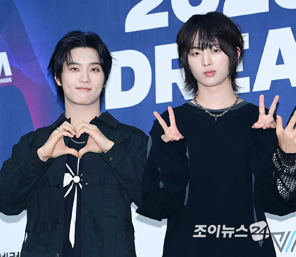 그룹 드래곤포니(Dragon Pony)가 21일 오후 서울 잠실실내체육관에서 열린 '2025 케이 월드 드림 어워즈'(2025 K WORLD DREAM AWARDS)에 블루카펫 행사에 참석하고 있다. [사진=정소희 기자]