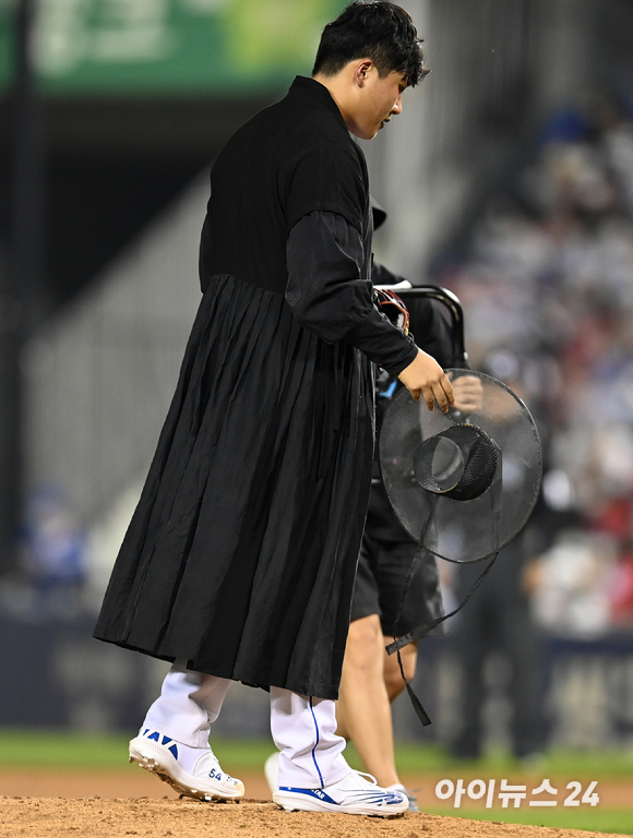 16일 오후 서울 잠실야구장에서 '2022 신한은행 SOL KBO 올스타전' 드림 올스타와 나눔 올스타의 경기가 열렸다. 드림 올스타 이승현이 6회초 저승사자 분장을 한 후 마운드에 오르고 있다. [사진=김성진 기자]