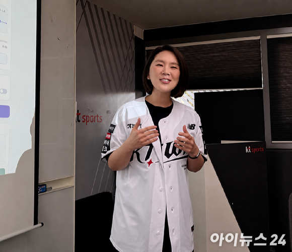경기도 수원시 'KT위즈파크' 경기자 외부에 비치된 'AI 치어풀' 키오스크에서 관람객이 직접 응원 피켓을 만들고 있다. [사진=최효경 기자]