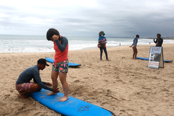 2021년 10월 6일(현지시간) 인도네시아 발리의 쿠타 해변에서 서핑 강사가 관광객들을 대상으로 파도타기 강습을 하고 있다. [사진=뉴시스]