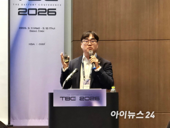 박유상 한화에어로스페이스 MSD 사업부 과장이 12일 서울 코엑스서 진행된 인터배터리 - 더 배터리 콘퍼런스에서 발표하고 있다. [사진=최란 기자]
