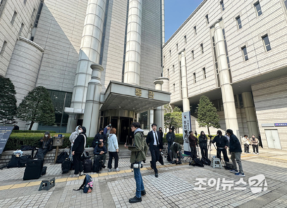 걸그룹 뉴진스(NJZ)가 7일 서울 서초구 서울중앙지방법원에서 열린 '기획사 지위보전 및 광고계약 체결 등 금지' 가처분 신청의 심문기일을 마친 뒤 법원 청사를 나서며 취재진 질문에 답하고 있다. [사진=연합뉴스]