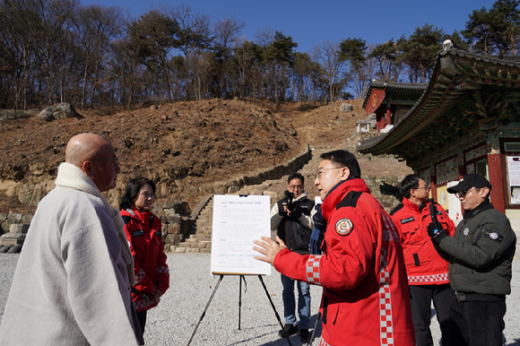 김인호 산림청장이 30일 경상북도 영주시 흑석사 등 문화재 시설 및 생활권 주변 지역을 대상으로 산불예방을 위한 이격공간 조성 사업지를 점검하고 있다. [사진=산림청]