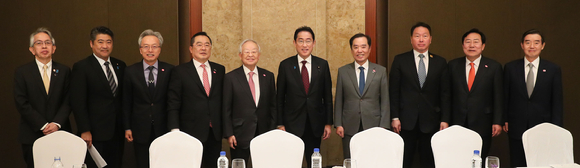 '기시다 후미오 일본 총리-한국 경제인 간담회' 참석자들이 8일 소공동 롯데호텔에서 기념촬영을 하고 있다. (왼쪽부터) 아이보시 고이치 주한일본대사, 기하라 세이지 내각관방 부장관, 최진식 한국중견기업연합회 회장, 구자열 한국무역협회 회장, 손경식 한국경영자총협회 회장, 기시다 후미오 일본 총리, 김병준 전국경제인연합회 회장직무대행, 최태원 대한상공회의소 회장, 김기문 중소기업중앙회 회장, 김윤 한일경제협회 회장. [사진=전경련 ]