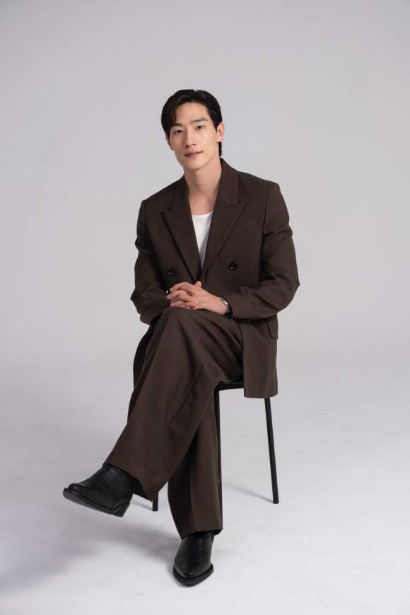 배우 노상현이 영화 '대도시의 사랑법' 인터뷰에서 포즈를 취하고 있다. [사진=플러스엠엔터테인먼트]