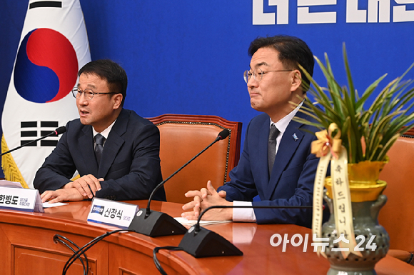 신장식 조국혁신당 신임 당대표가 28일 서울 여의도 국회에서 한병도 더불어민주당 당대표 직무대행 겸 원내대표를 예방해 대화를 하고 있다. [사진=곽영래 기자]