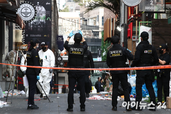 이태원 압사 참사를 수사 중인 서울경찰청 수사본부와 국립과학수사연구원들이 지난달 31일 서울 용산구 이태원 압사 참사 현장을 합동감식하고 있다. [사진=김성진 기자]